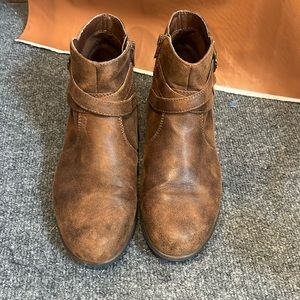 Yuu brown ankle boots size 9